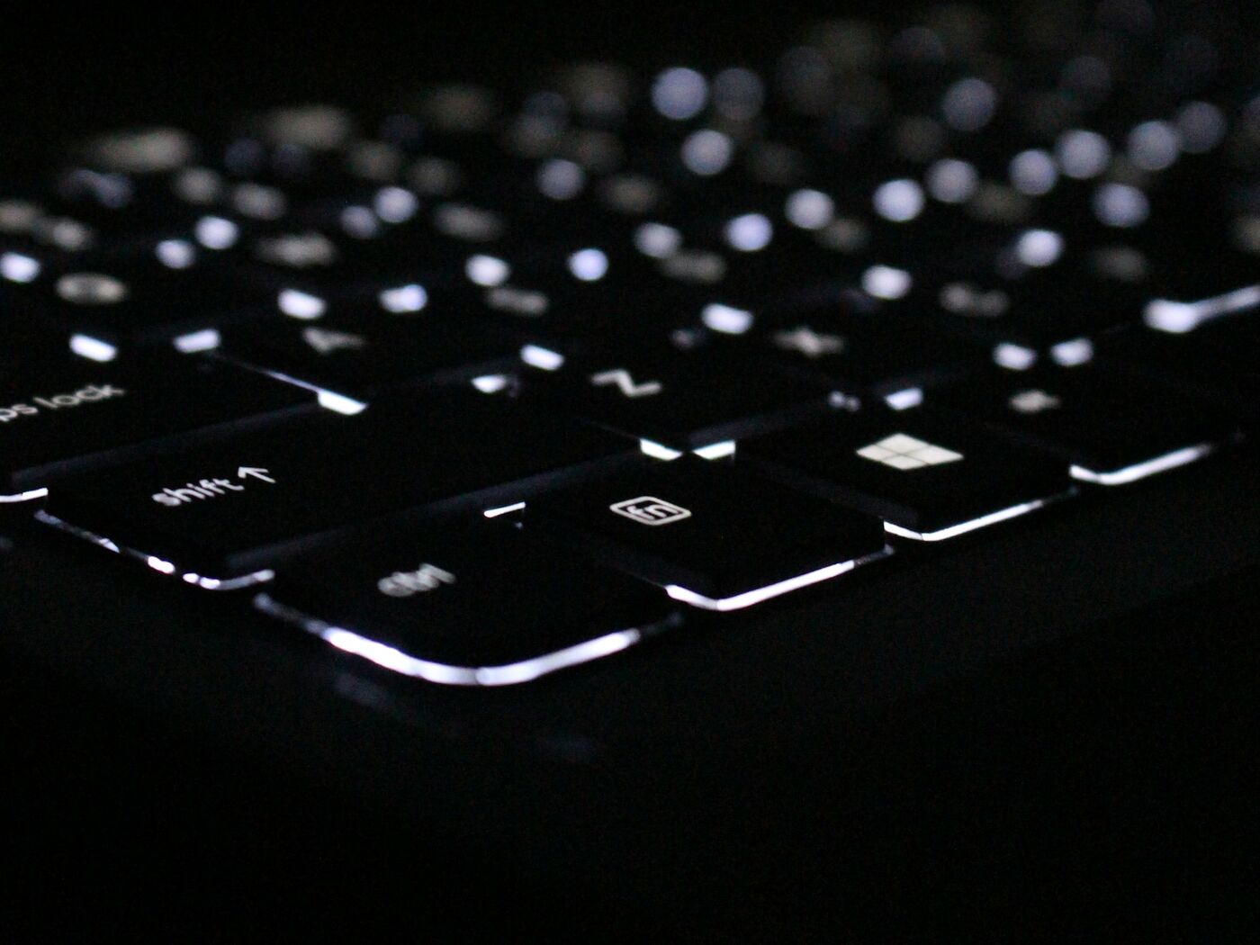 Beleuchtete Tastatur im Dunkeln, schreiben Sie uns eine Nachricht