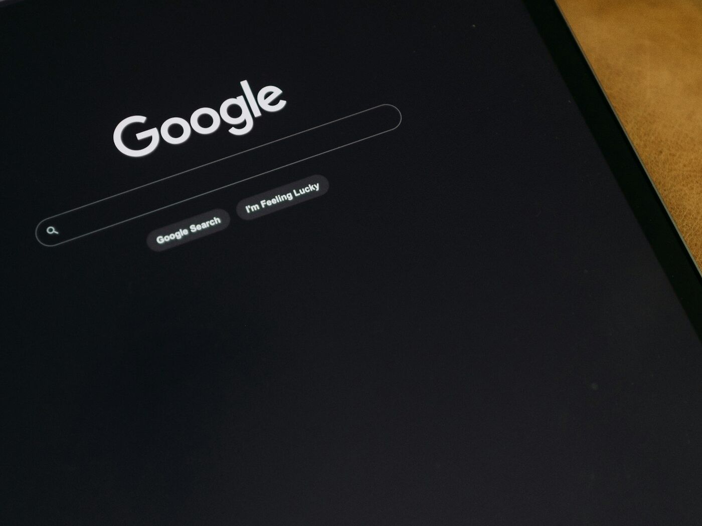 Google Suche im Dark Mode auf einem Tablet, Sinnbild für Sichtbarkeit in Suchmaschinen